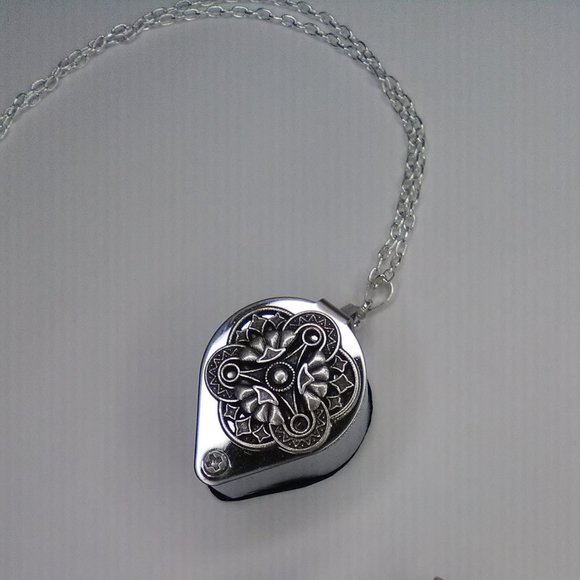 Magnifying Glass Antique Silver Swirly Art Nouveau Loupe Pendant Necklac… - Picture 6 of 6